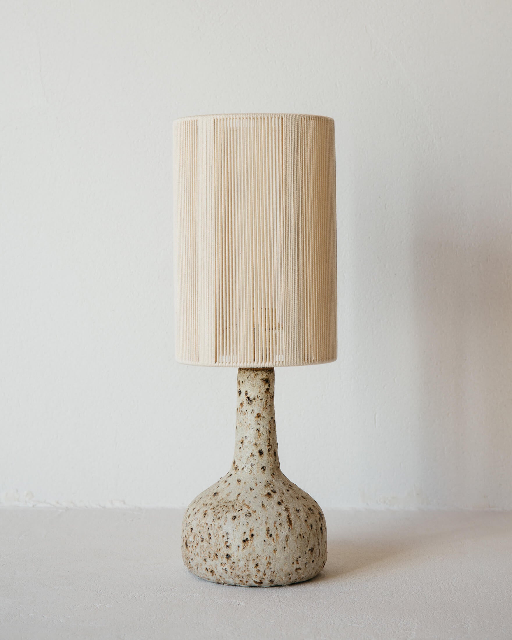 Lampe céramique email brut par Grès Éditions