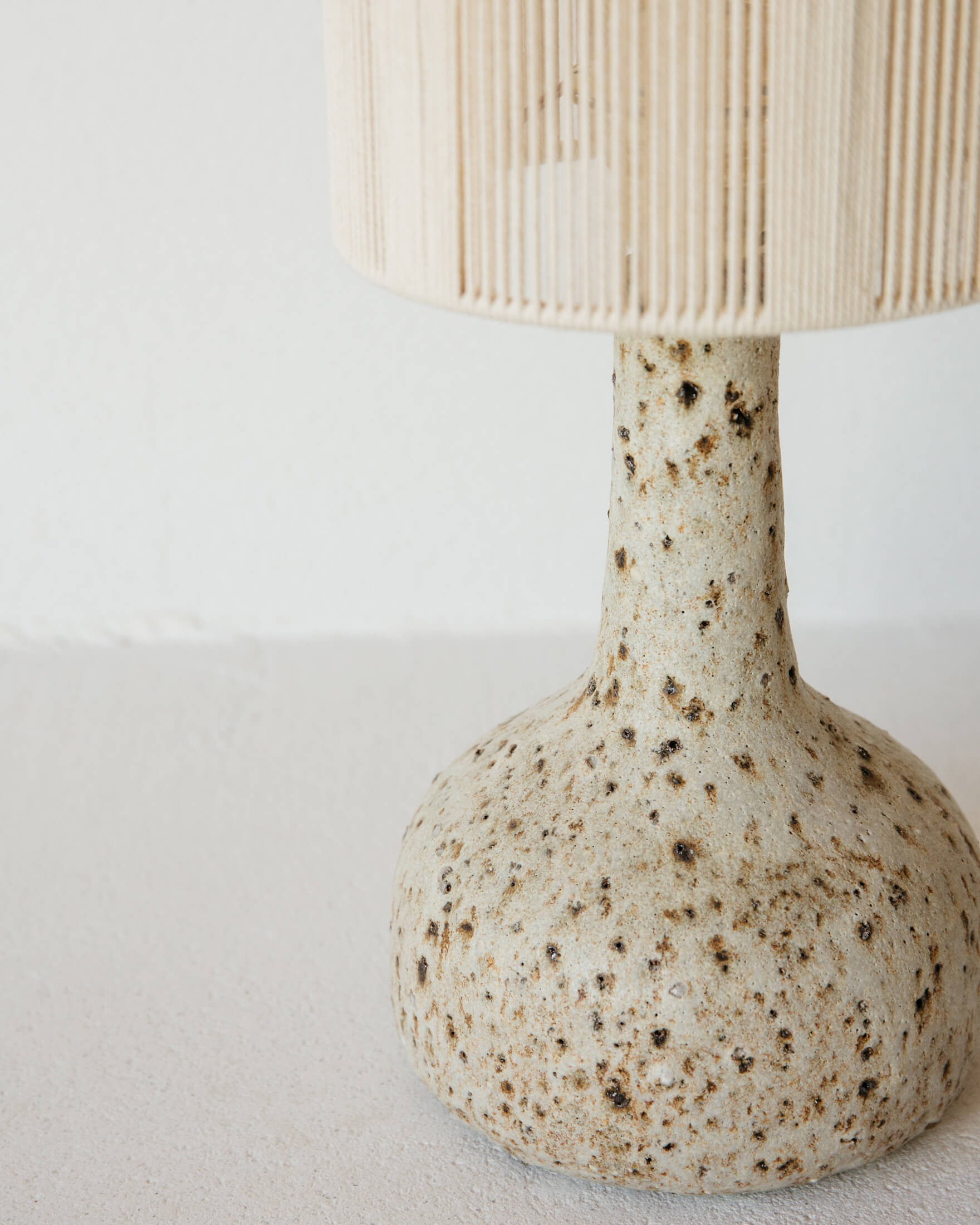 Lampe céramique email brut par Grès Éditions