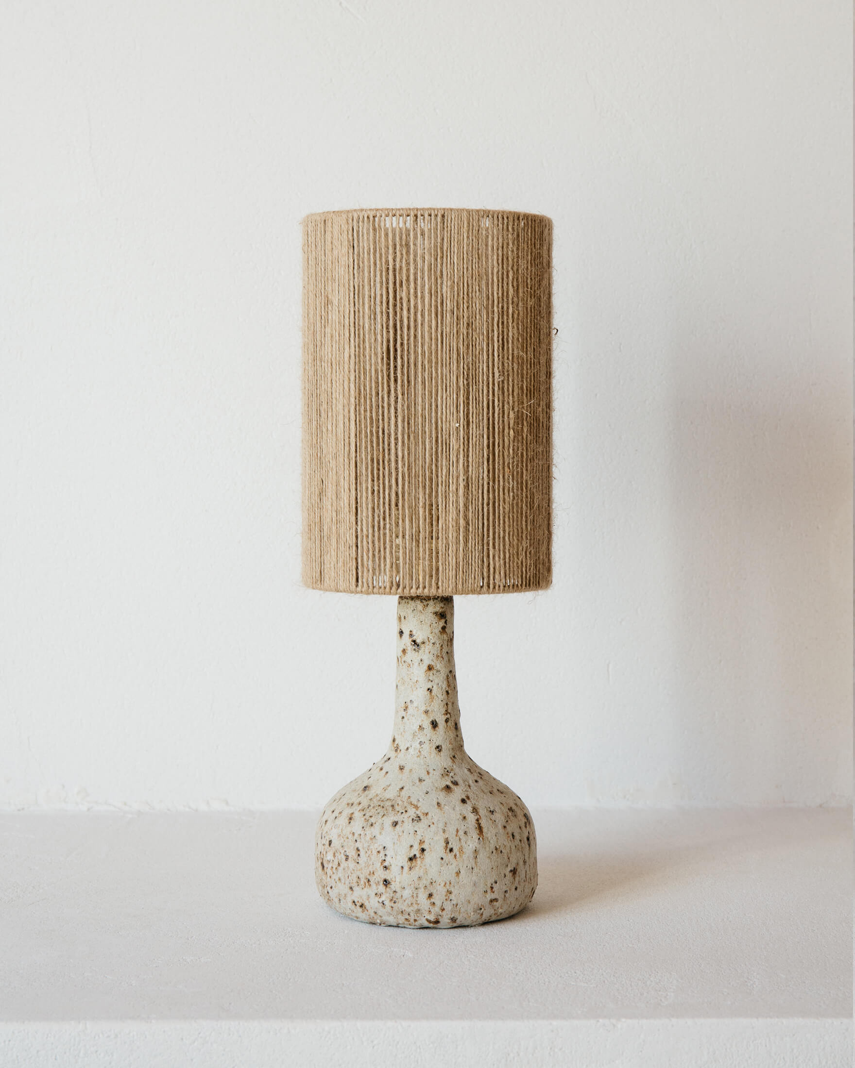 Lampe céramique email brut par Grès Éditions