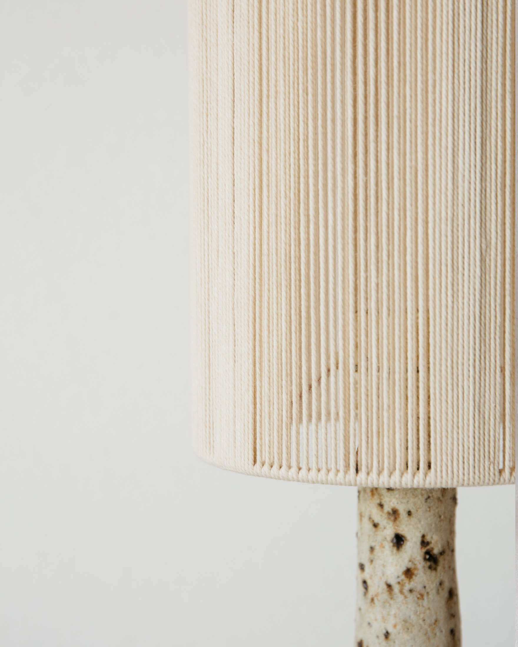 Lampe céramique email brut par Grès Éditions