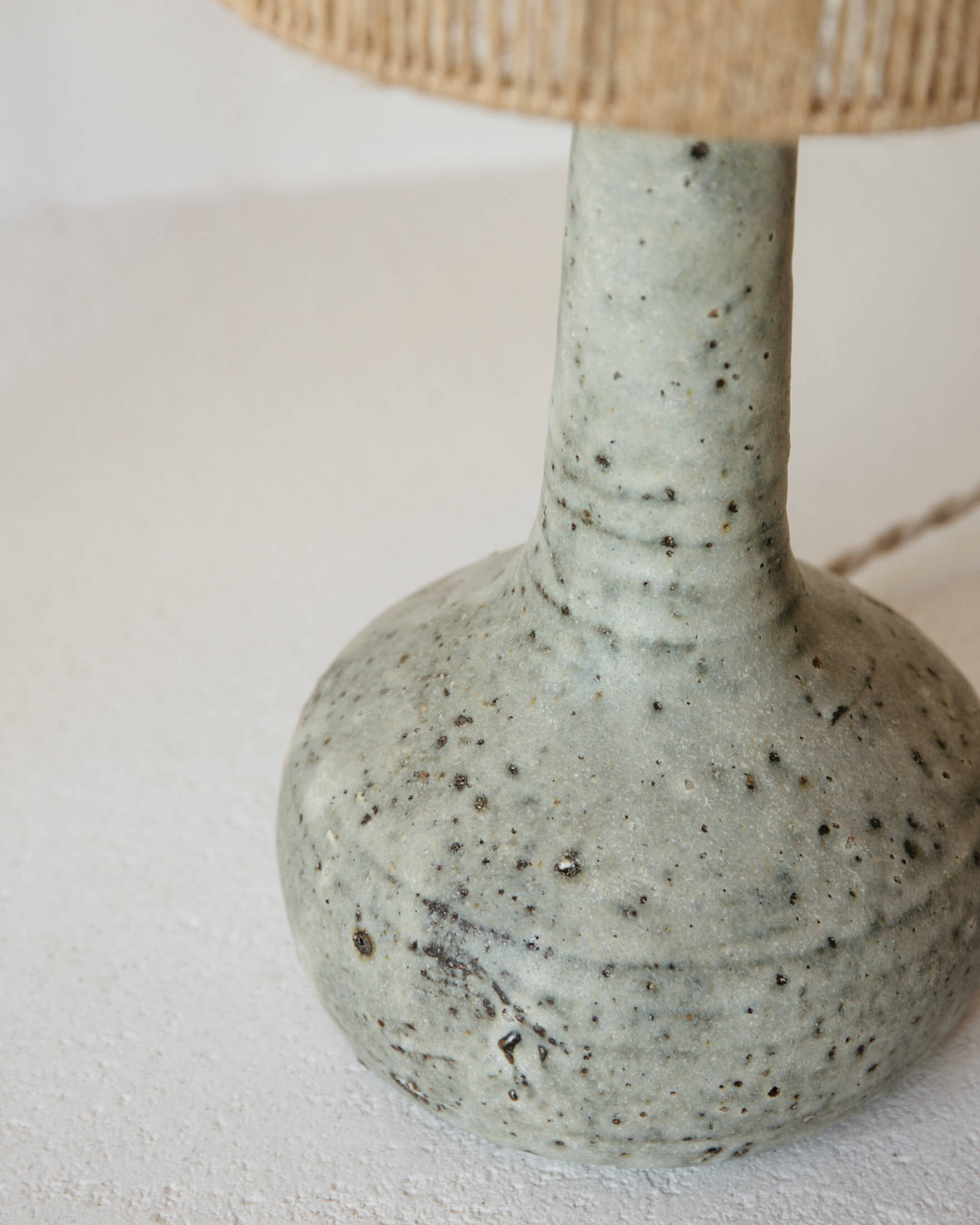 Lampe céramique Lune grise par Grès Éditions