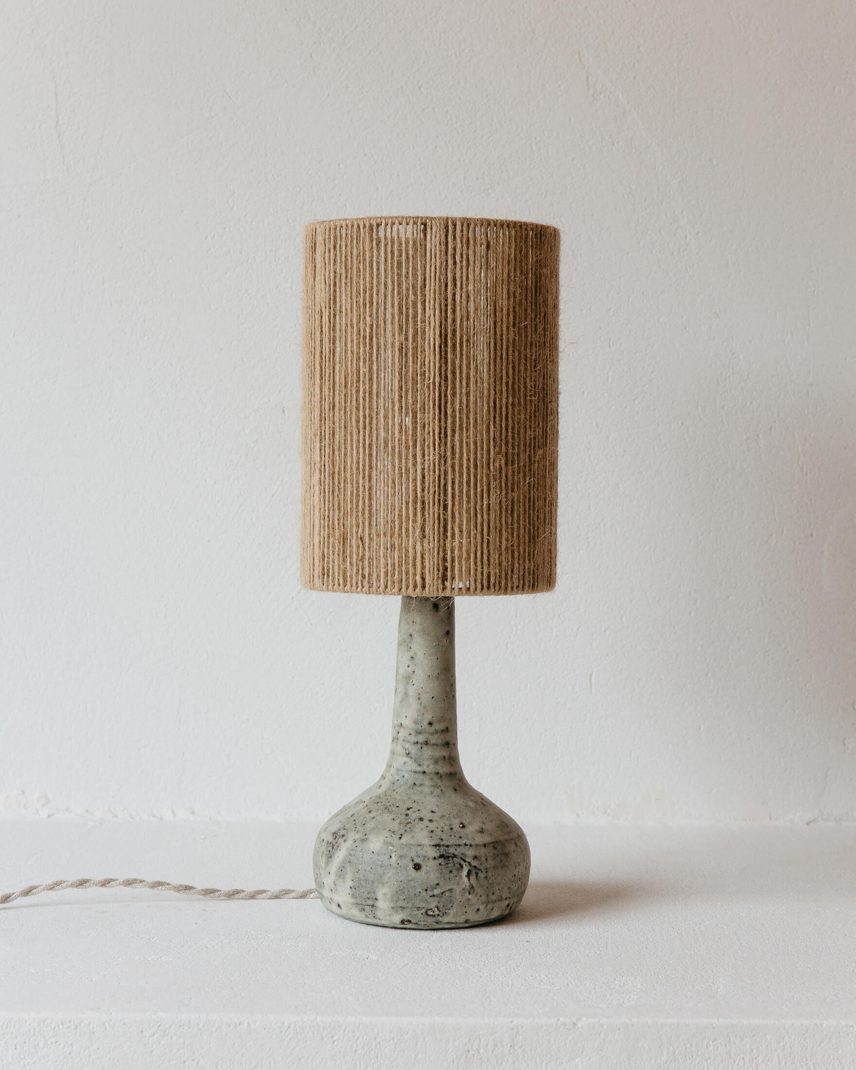 Lampe céramique Lune grise par Grès Éditions