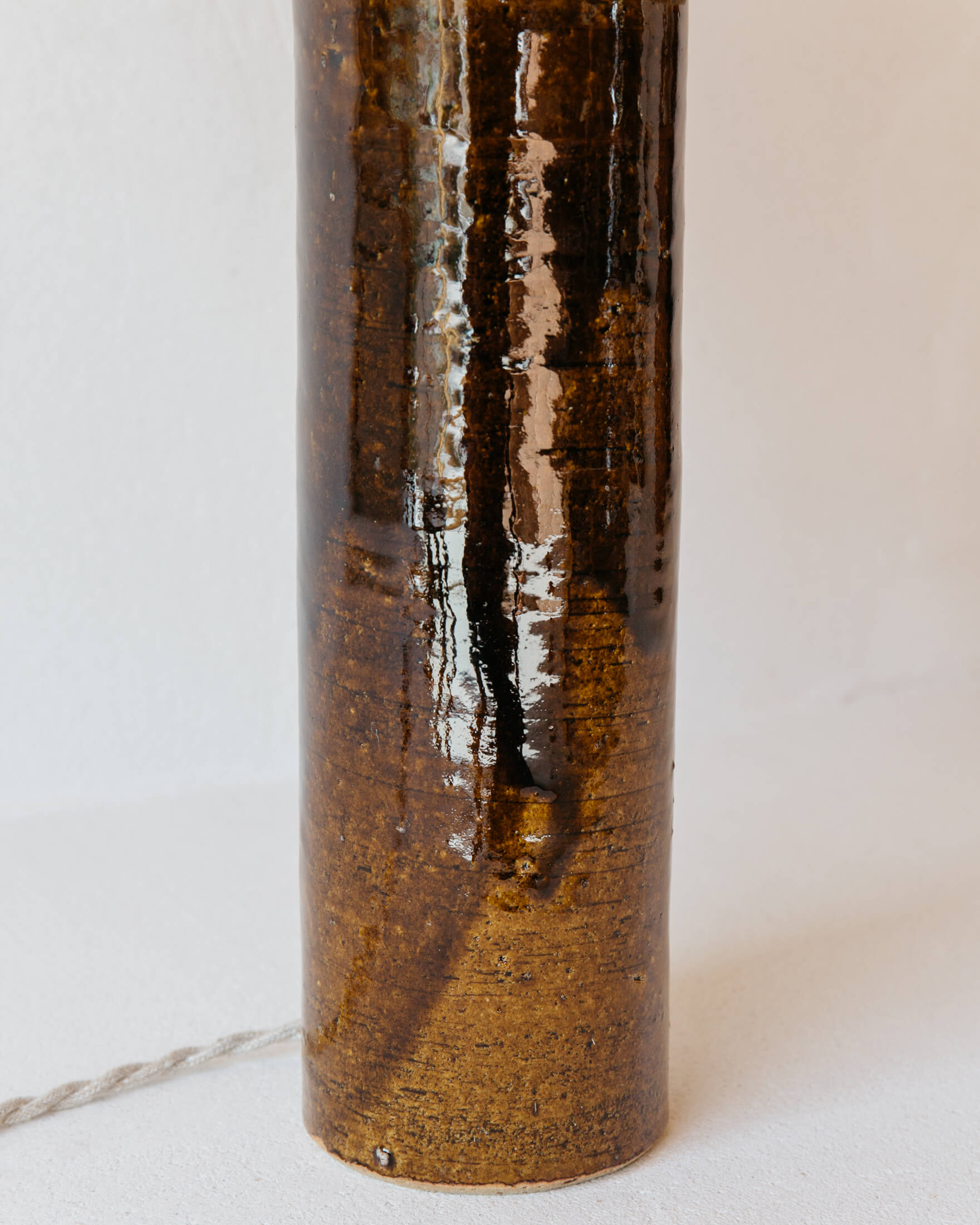 Lampe céramique Terre émail tabac par Grès Éditions