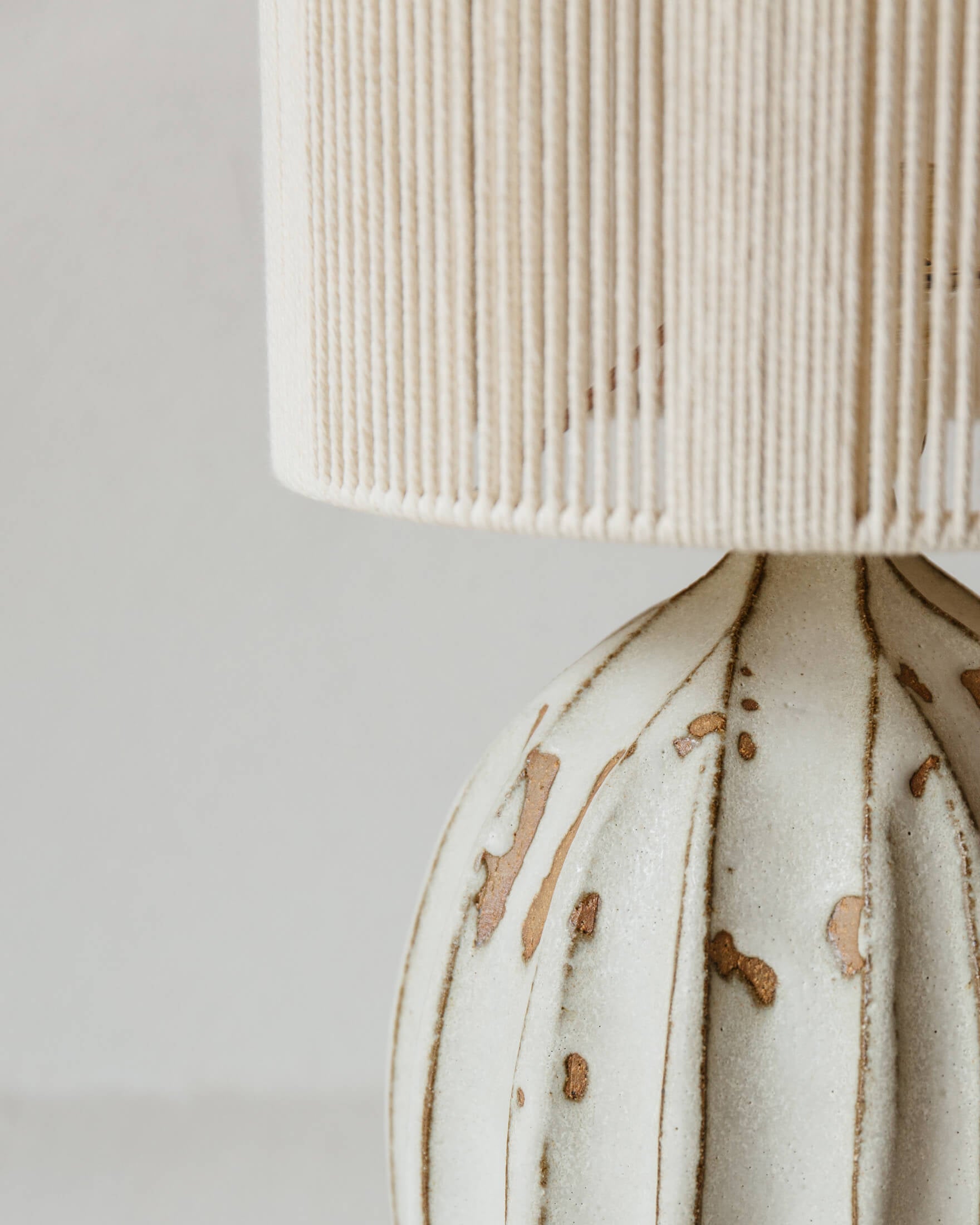 Lampe céramique Orbe par Grès Éditions