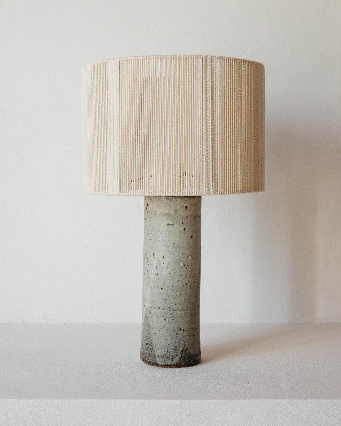 Lampe céramique Terre émail gris par Grès Éditions