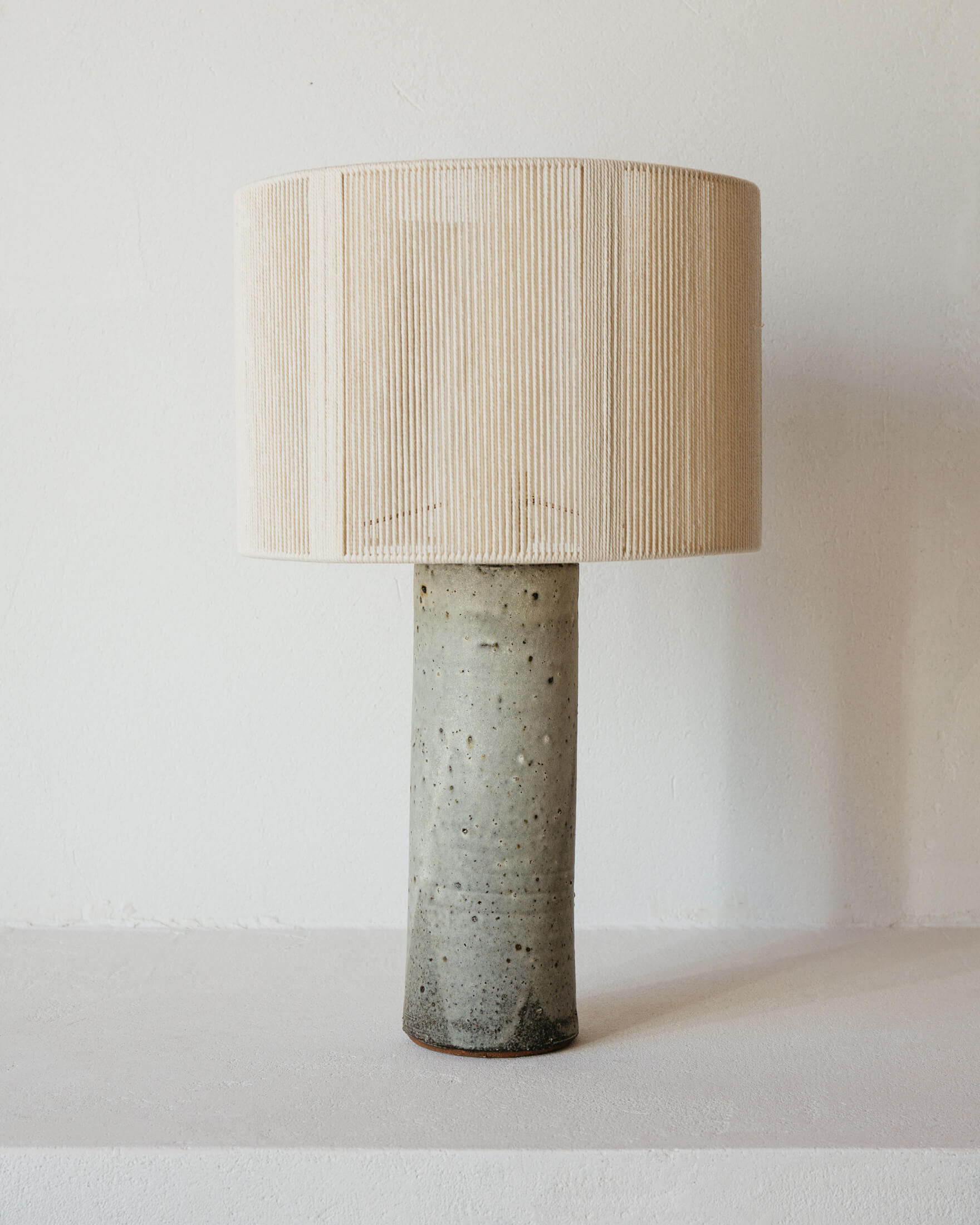 Lampe céramique Terre émail gris par Grès Éditions